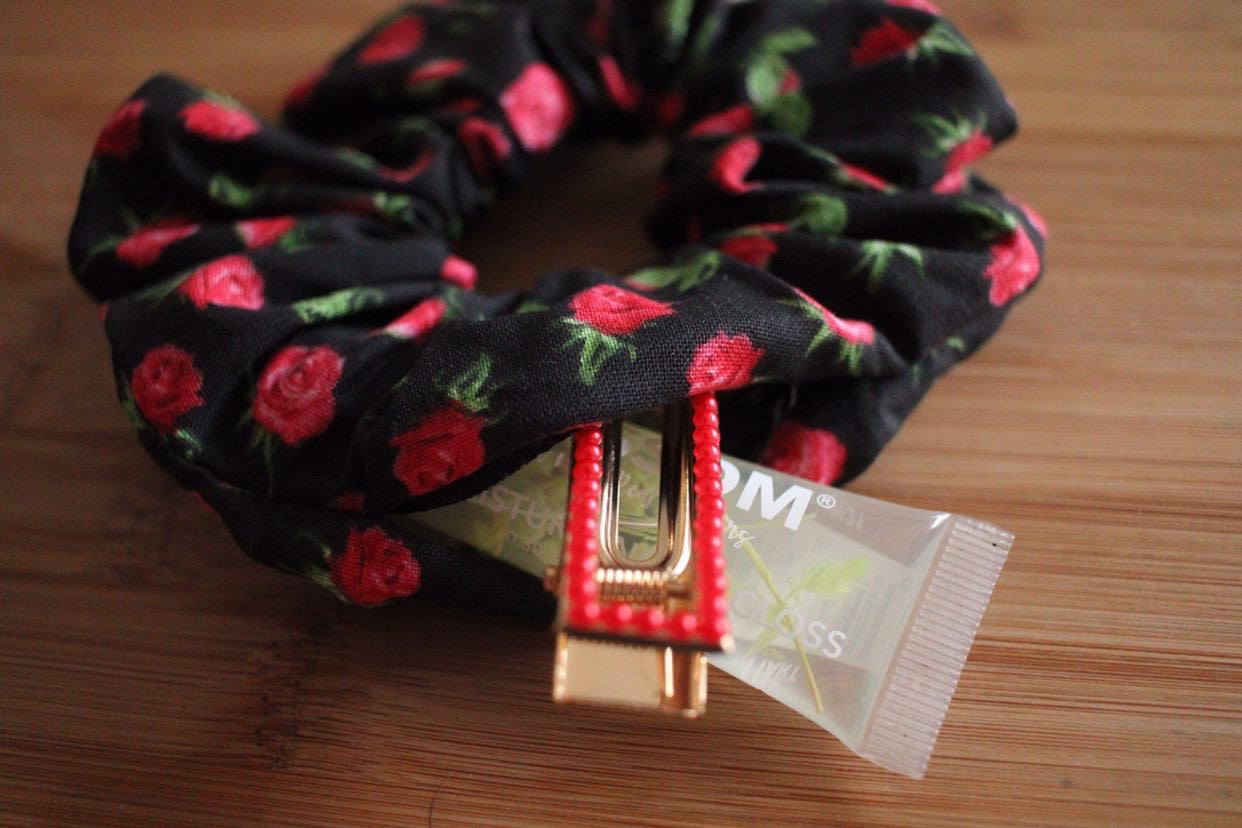 Red Roses Zipper Scrunchie